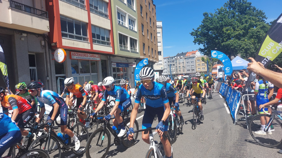 El trofeo ciclista anima las calles de Carballo