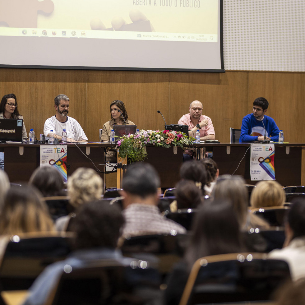 Aforo completo en la jornada formativa sobre inclusión de Un Paso Máis en Carballo