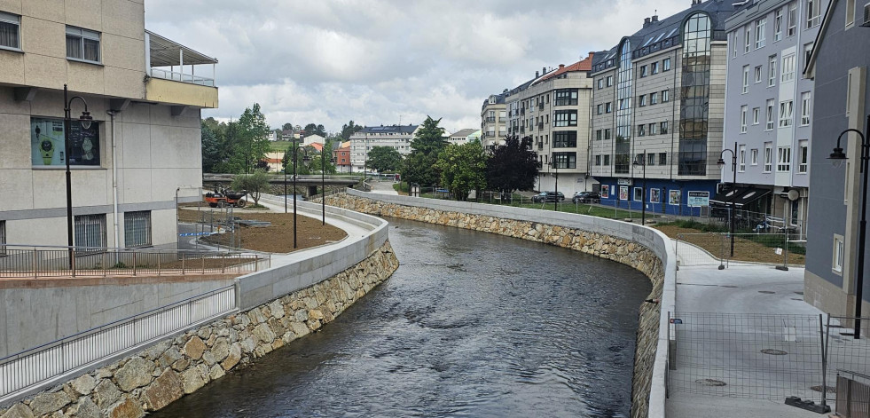 Las últimas obras en el río Anllóns de Carballo mantendrán cortado el enlace oeste de la autovía