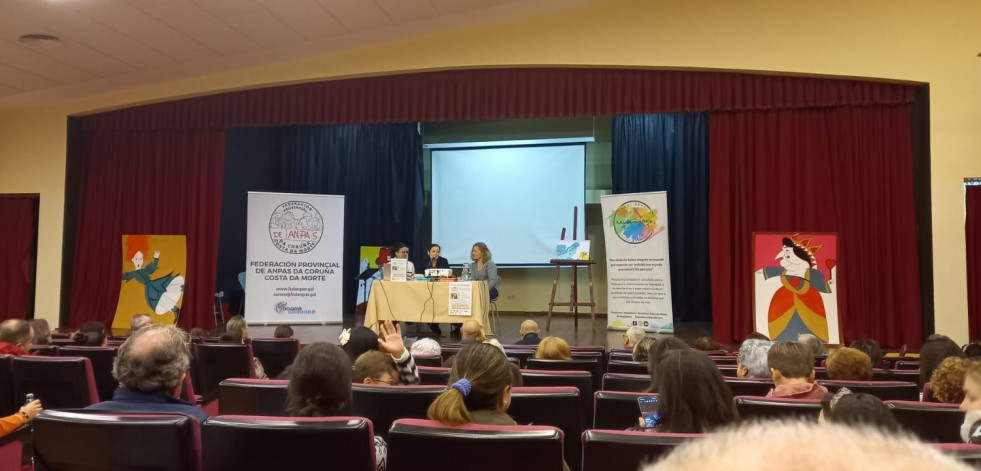 Jornada en Corcubión para ayudar a las familias a resolver conflictos con sus hijos