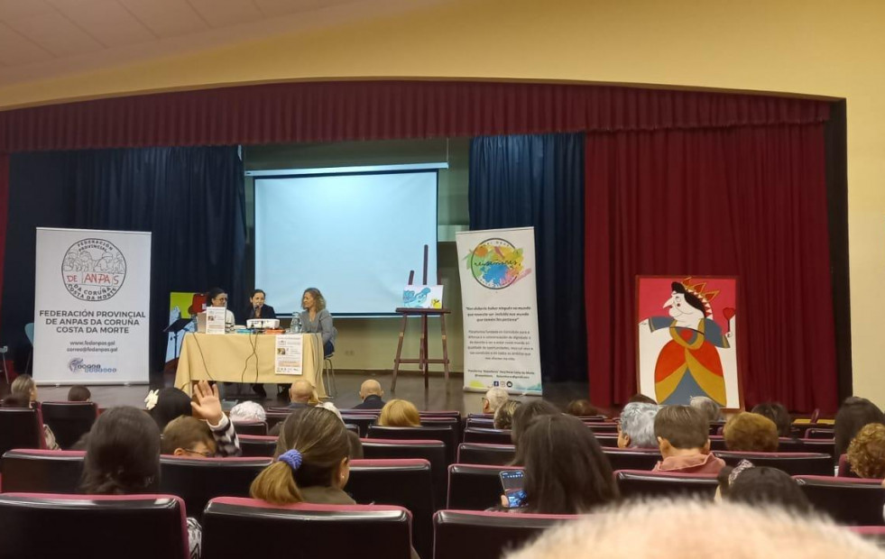 Jornada en Corcubión para ayudar a las familias a resolver conflictos con sus hijos