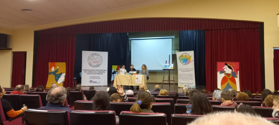 Jornada en Corcubión para ayudar a las familias a resolver conflictos con sus hijos
