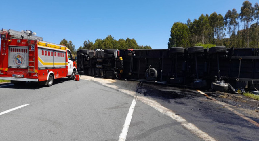 Abierto a la circulación el tramo cerrado de la A-6 tras volcar un camión que transportaba 40 toneladas de cerveza