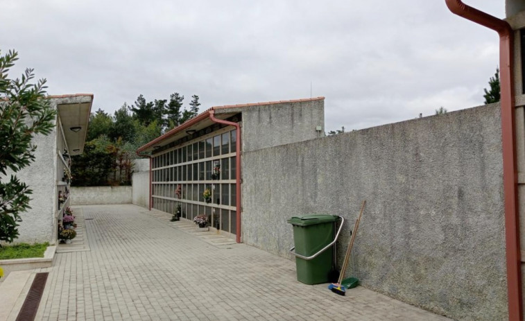 La modificación del reglamento del cementerio  de Camariñas va a permitir su ampliación
