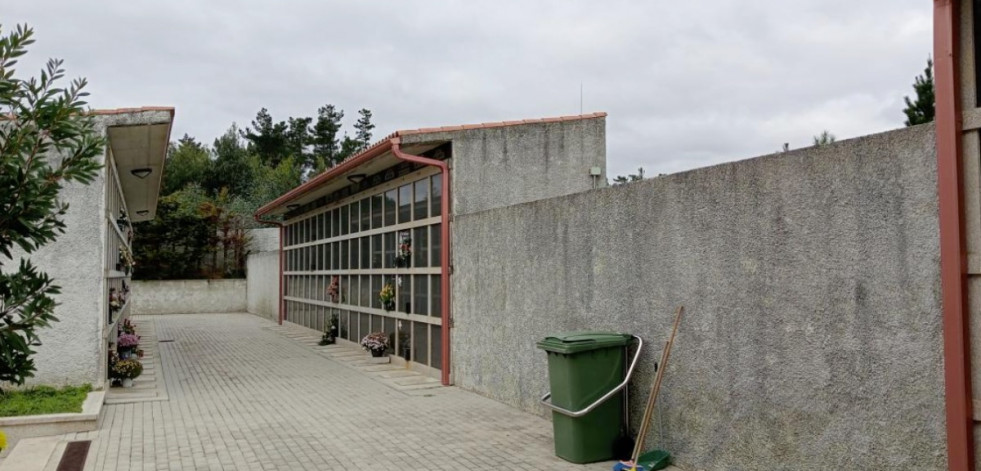 La modificación del reglamento del cementerio  de Camariñas va a permitir su ampliación