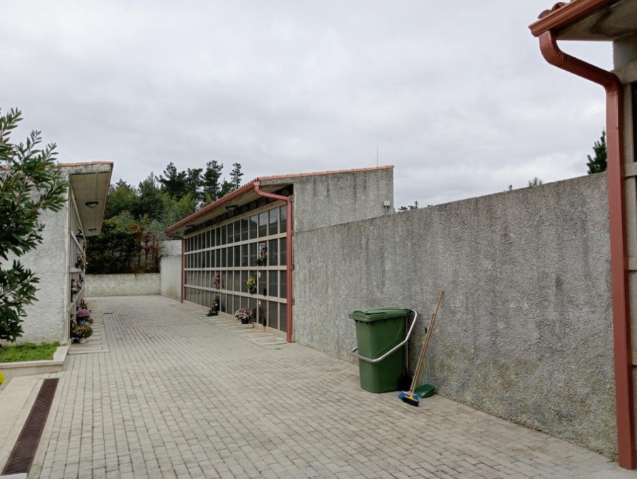 La modificación del reglamento del cementerio  de Camariñas va a permitir su ampliación