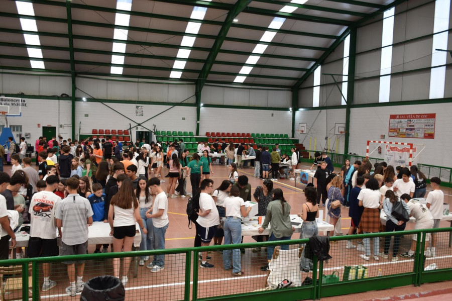 Medio millar de estudiantes sacan la ciencia a la rúa en Cee