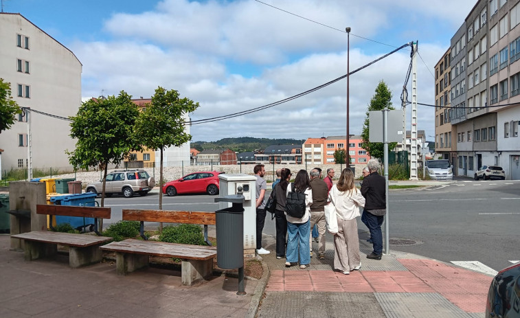 Diez arquitectos visitan el solar en el que se levantará el futuro edificio social de Carballo