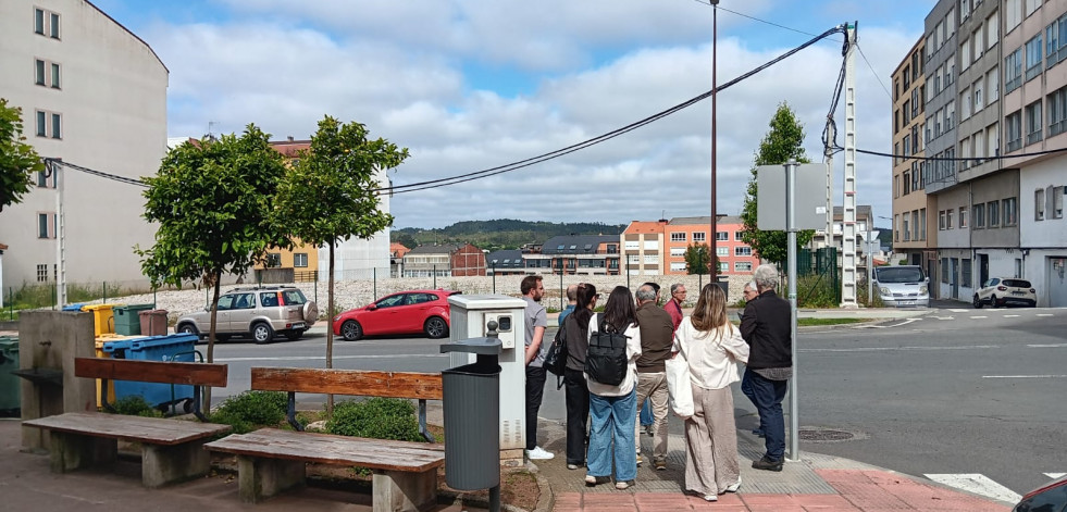 Diez arquitectos visitan el solar en el que se levantará el futuro edificio social de Carballo