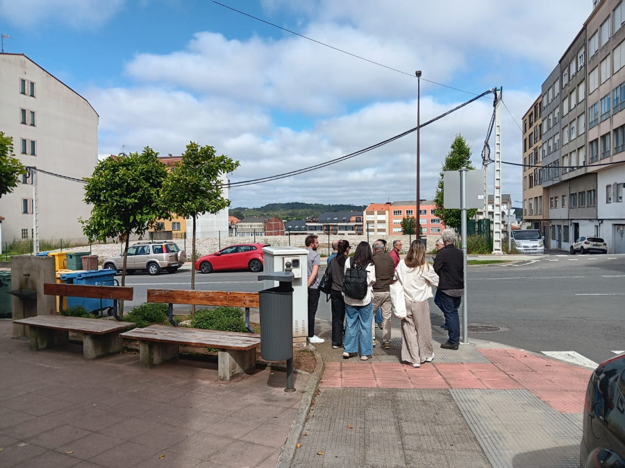 Diez arquitectos visitan el solar en el que se levantará el futuro edificio social de Carballo