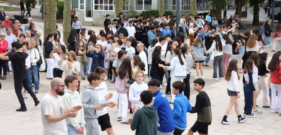 Carballo baila a Muiñeira de Sofán nun 