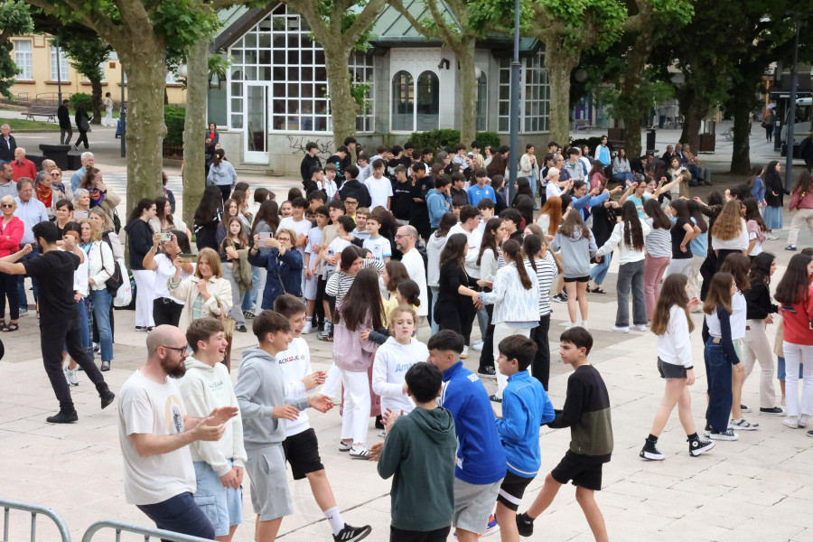 Carballo baila a Muiñeira de Sofán nun "pobo de artistas"