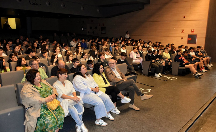 O IES Agra de Raíces de Cee e o colexio larachés Otero Pedrayo celebran os 50 anos