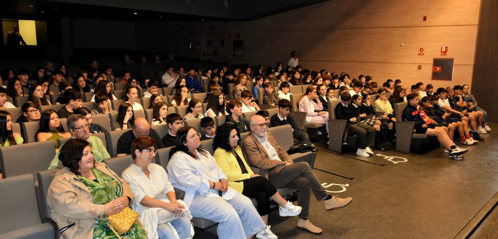 O IES Agra de Raíces de Cee e o colexio larachés Otero Pedrayo celebran os 50 anos