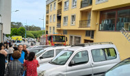 Desalojados dos edificios y rescatadas varias personas en un incendio en Laxe