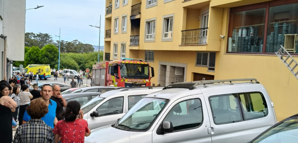 Desalojados dos edificios y rescatadas varias personas en un incendio en Laxe