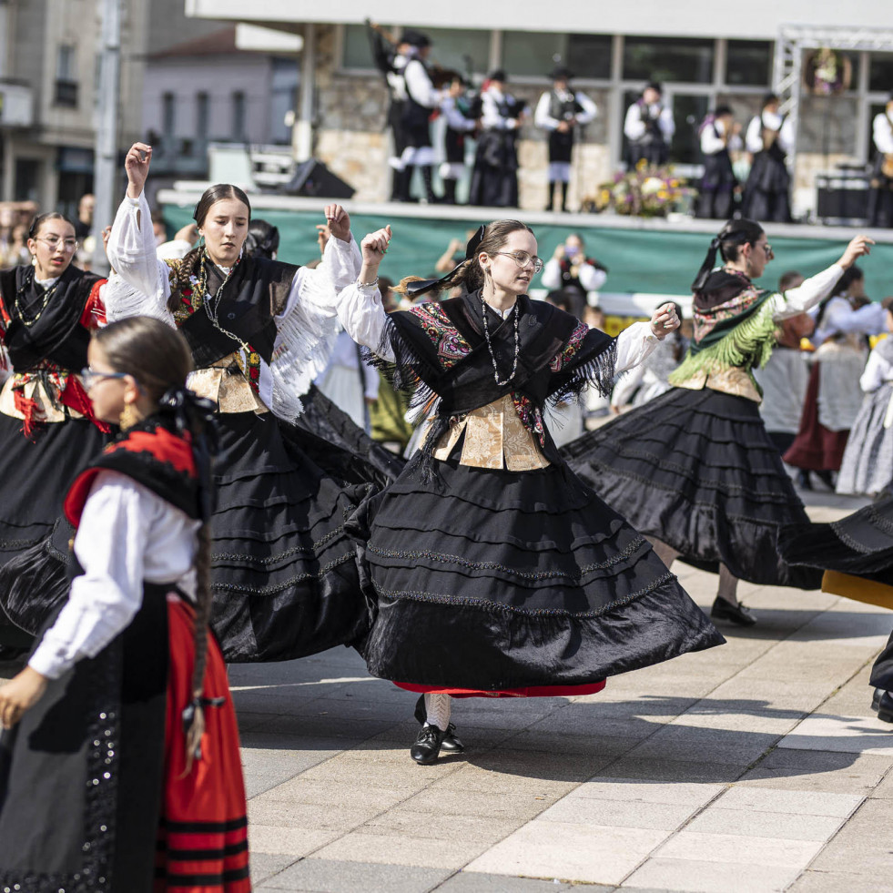 Once grupos de la provincia en el Día da Muiñeira de Carballo