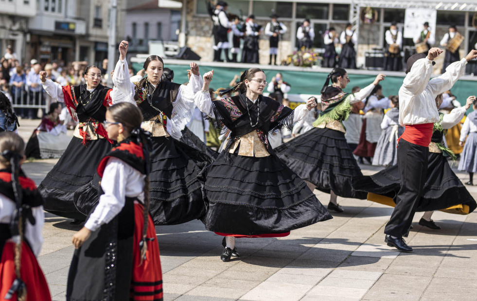 Once grupos de la provincia en el Día da Muiñeira de Carballo