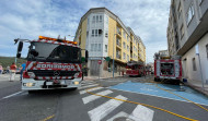 Un incendio destruye doce pisos y obliga a desalojar tres edificios en Laxe