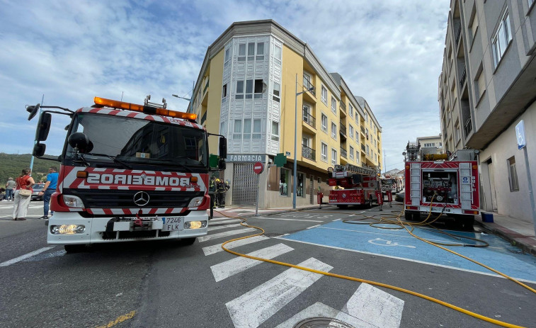 Un incendio destruye doce pisos y obliga a desalojar tres edificios en Laxe