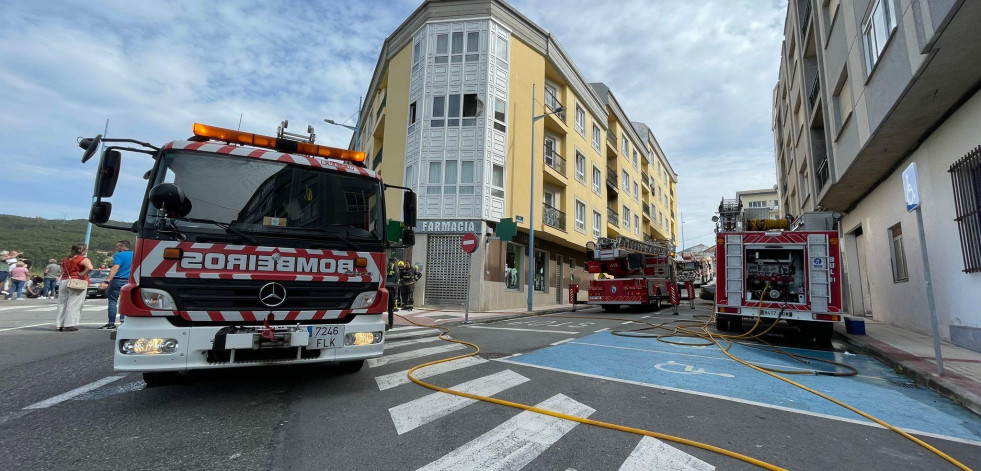 Un incendio destruye doce pisos y obliga a desalojar tres edificios en Laxe