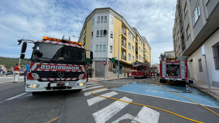 Un incendio destruye doce pisos y obliga a desalojar tres edificios en Laxe