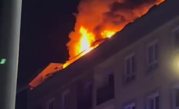 La Guardia Civil de Carballo investiga las causas del incendio que destruyó trece pisos en Laxe