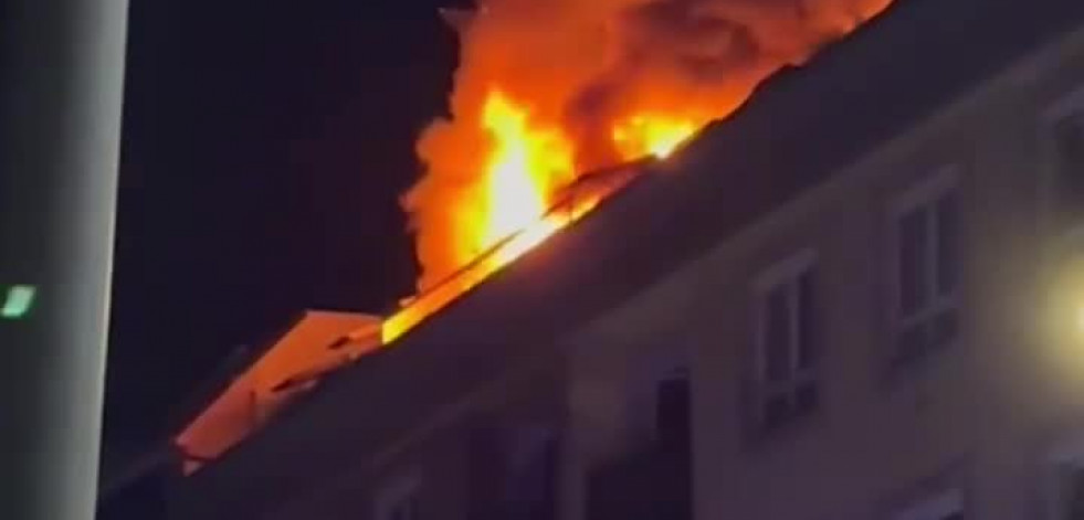El incendio de Laxe se reactiva durante la noche y calcina trece viviendas