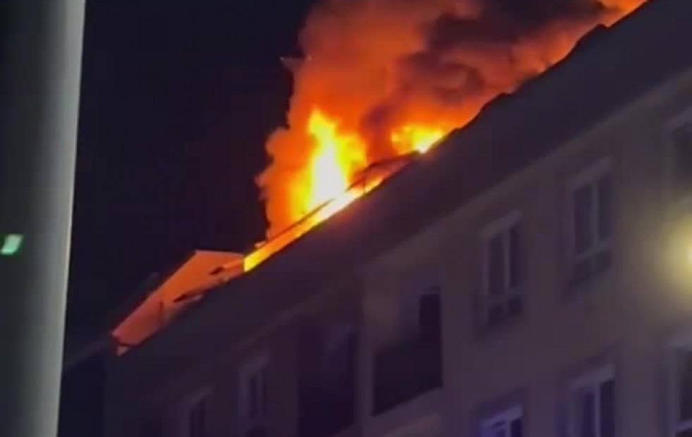 La Guardia Civil de Carballo investiga las causas del incendio que destruyó trece pisos en Laxe