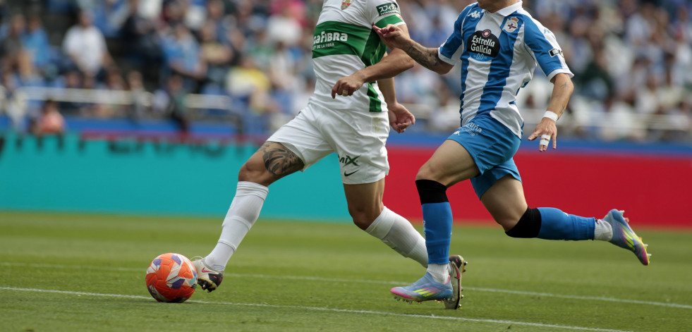 Alfombra blanquiazul del Deportivo al Elche hacia Primera (0-4)