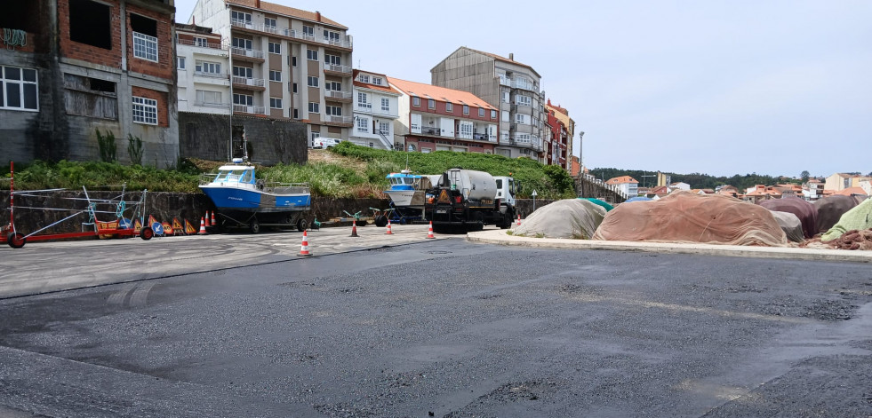 La Xunta invierte 130.000 euros en renovar pavimentos en los puertos de Camelle y Camariñas