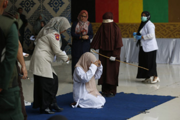 Unamujerrecibioestemiercoles100latigazosenIndonesia