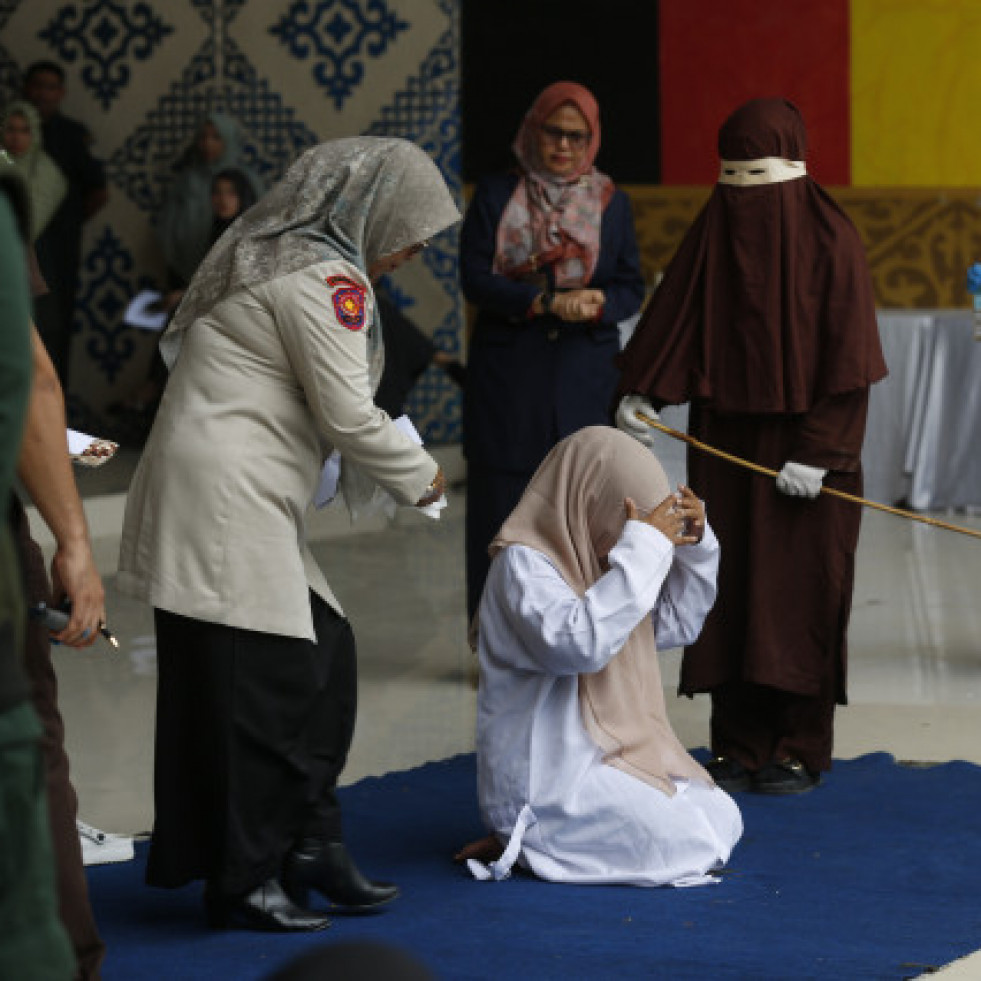 Una mujer recibe 100 latigazos en público en Indonesia por adulterio