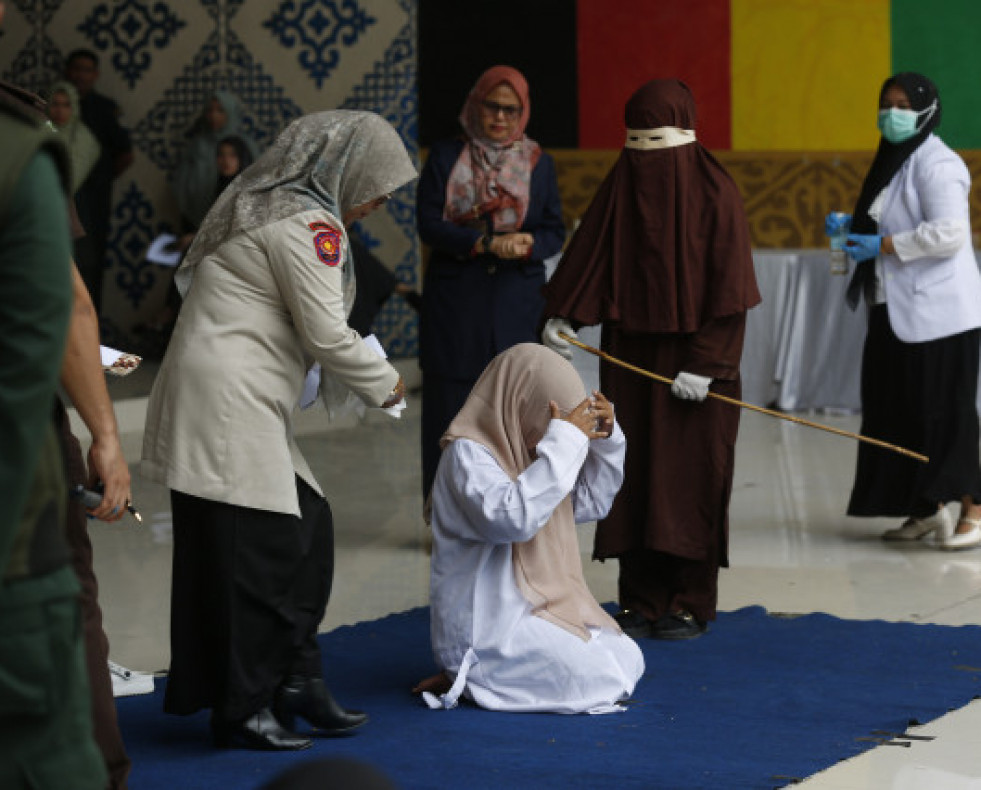 Unamujerrecibioestemiercoles100latigazosenIndonesia