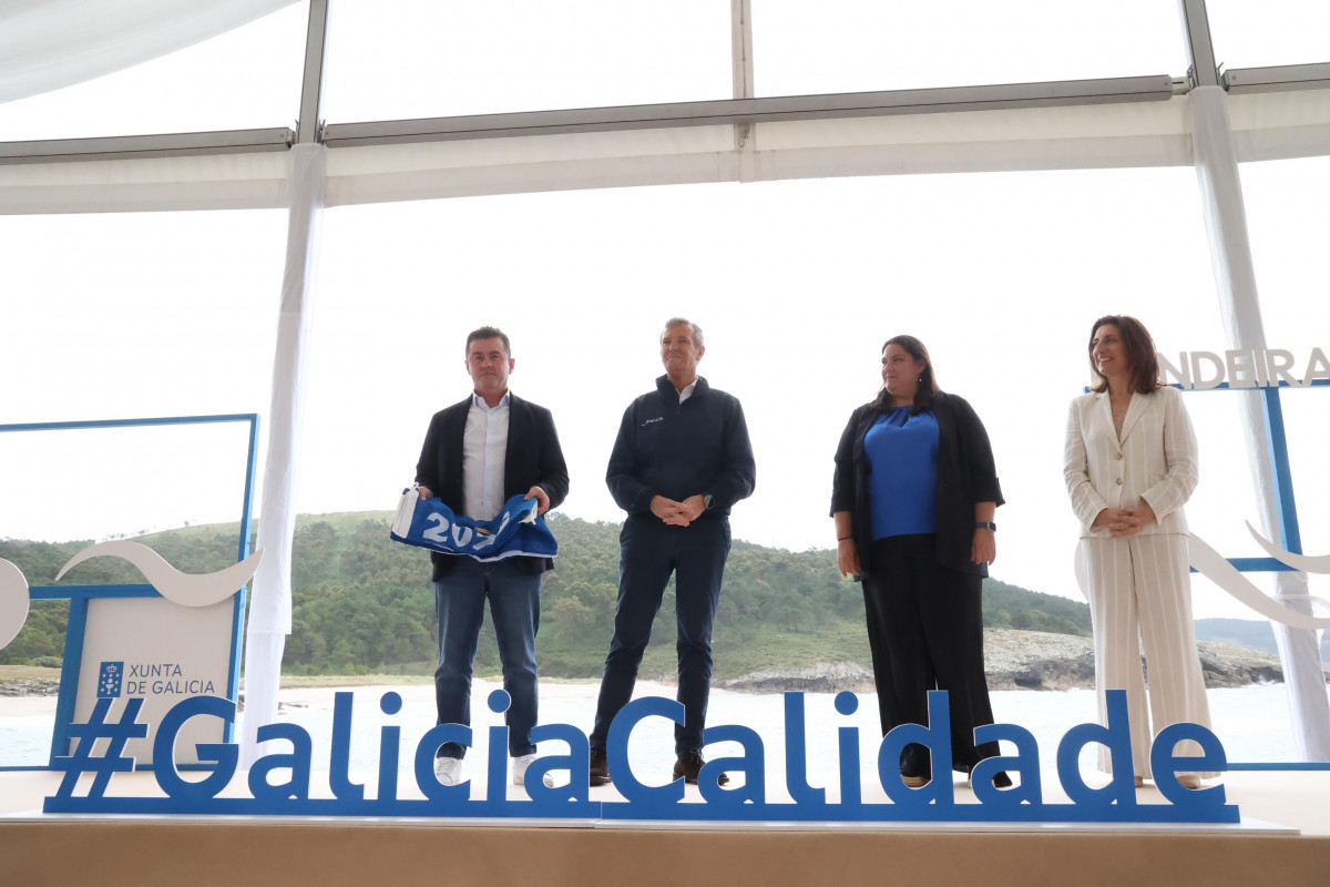 El alcalde de Ponteceso recibe las banderas del municipio