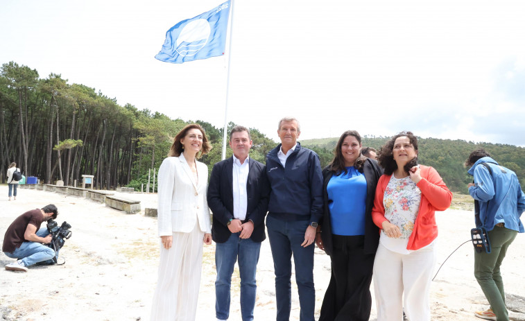 Balarés, escenario de la entrega de las banderas azules para un verano en el que Galicia “estará más de moda que nunca”