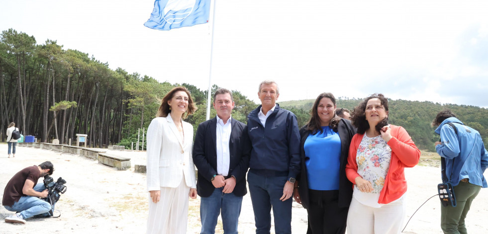 Balarés, escenario de la entrega de las banderas azules para un verano en el que Galicia “estará más de moda que nunca”