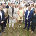 PalomaLagoalaizquierdayAlfonsoVillaresenelcentrodurantela