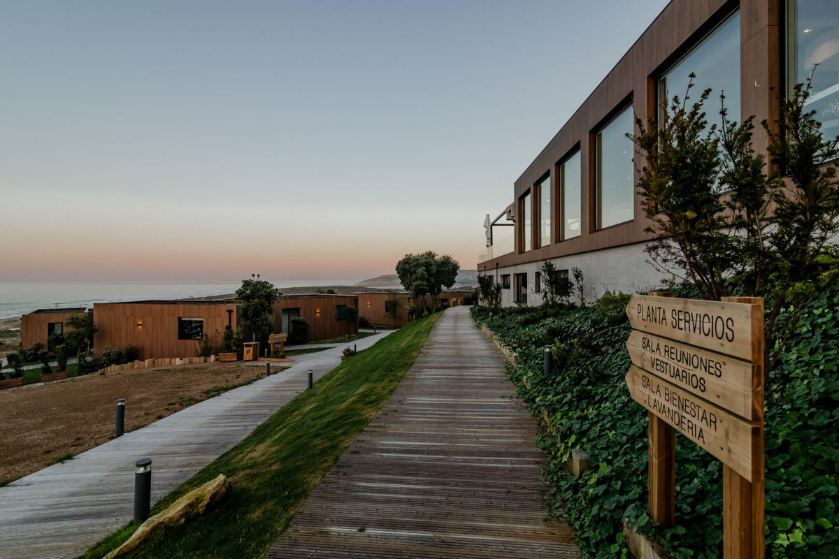 Sus alojamientos ecosostenibles estau0301n construidos en madera en 