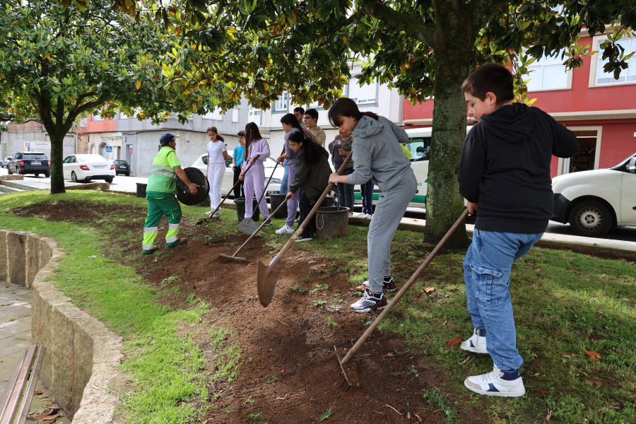 Los escolares aprenden a cuidar los jardines en Carballo