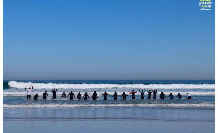 Más de dos mil escolares han participado desde abril en ‘Aprende a través do surfing’