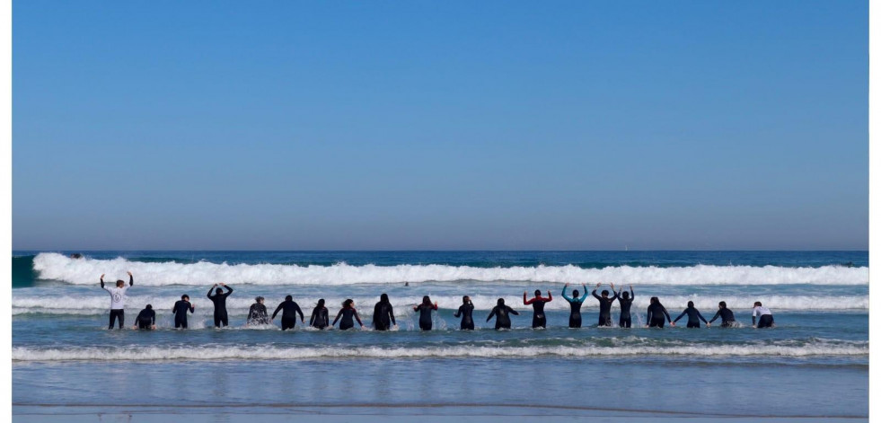 Más de dos mil escolares han participado desde abril en ‘Aprende a través do surfing’