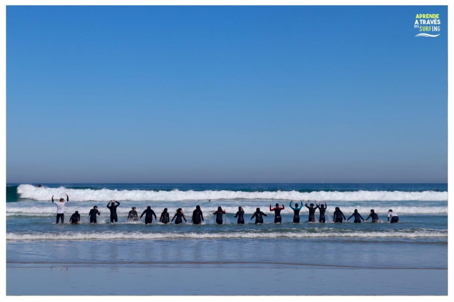 Más de dos mil escolares han participado desde abril en ‘Aprende a través do surfing’