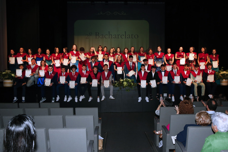 Graduación del alumnado del IES Agra de Raíces de Cee