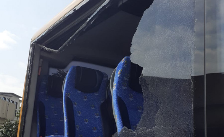 Un accidente de autobús deja en Cee un herido leve tras rozar una señal y romper los cristales