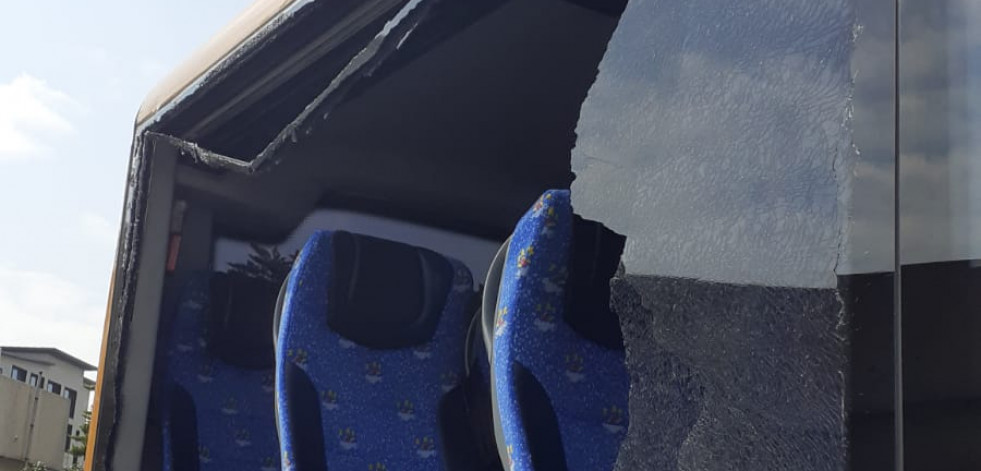 Un accidente de autobús deja en Cee un herido leve tras rozar una señal y romper los cristales