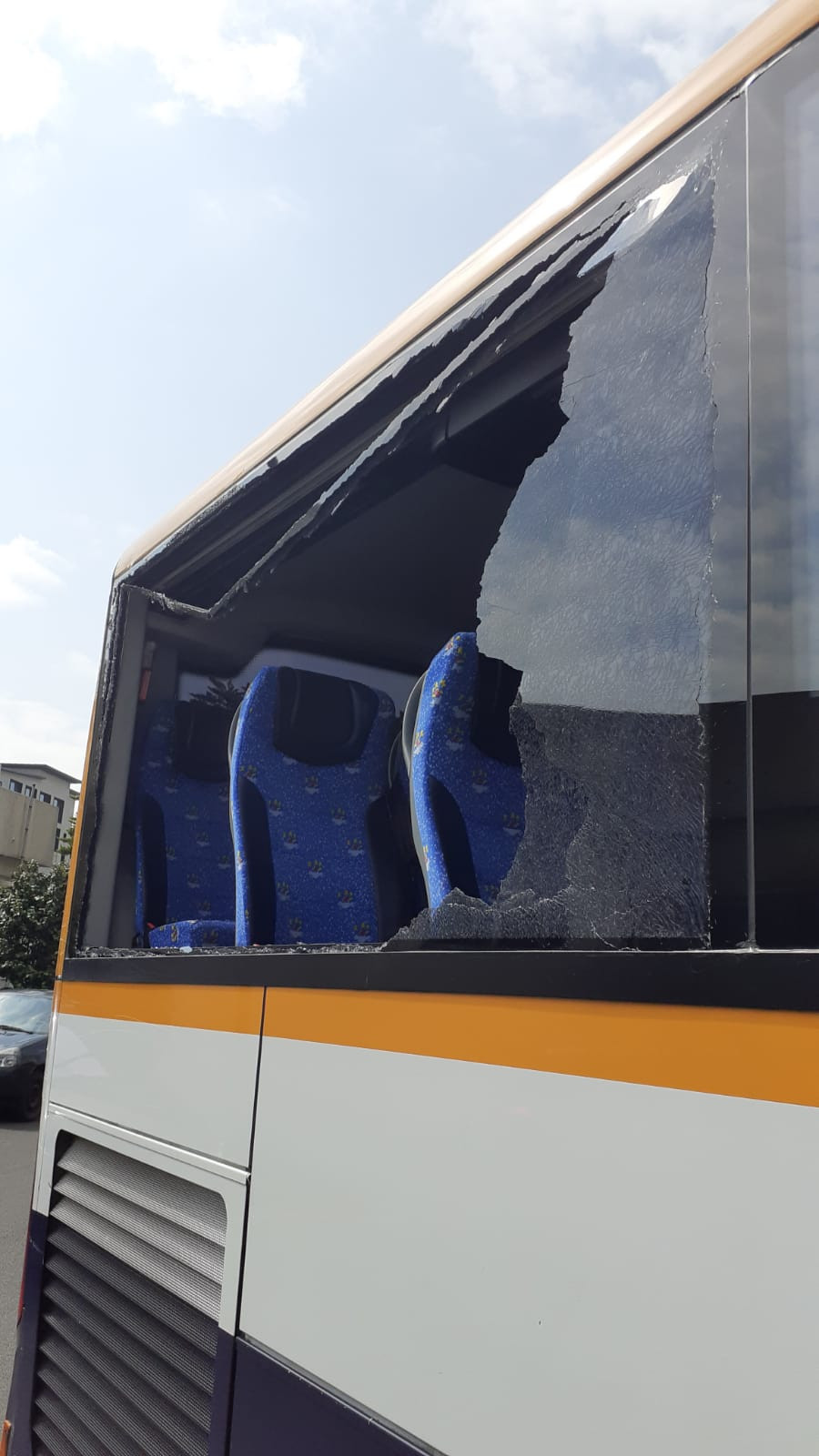Un accidente de autobús deja en Cee un herido leve tras rozar una señal y romper los cristales