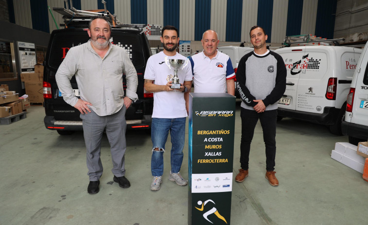 Iván Rojo recibe el trofeo de pichichi de la División de Honor de veteranos