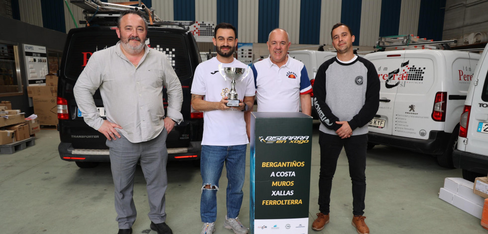 Iván Rojo recibe el trofeo de pichichi de la División de Honor de veteranos