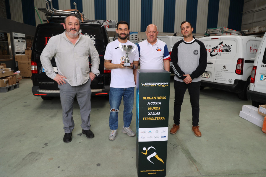 Iván Rojo recibe el trofeo de pichichi de la División de Honor de veteranos